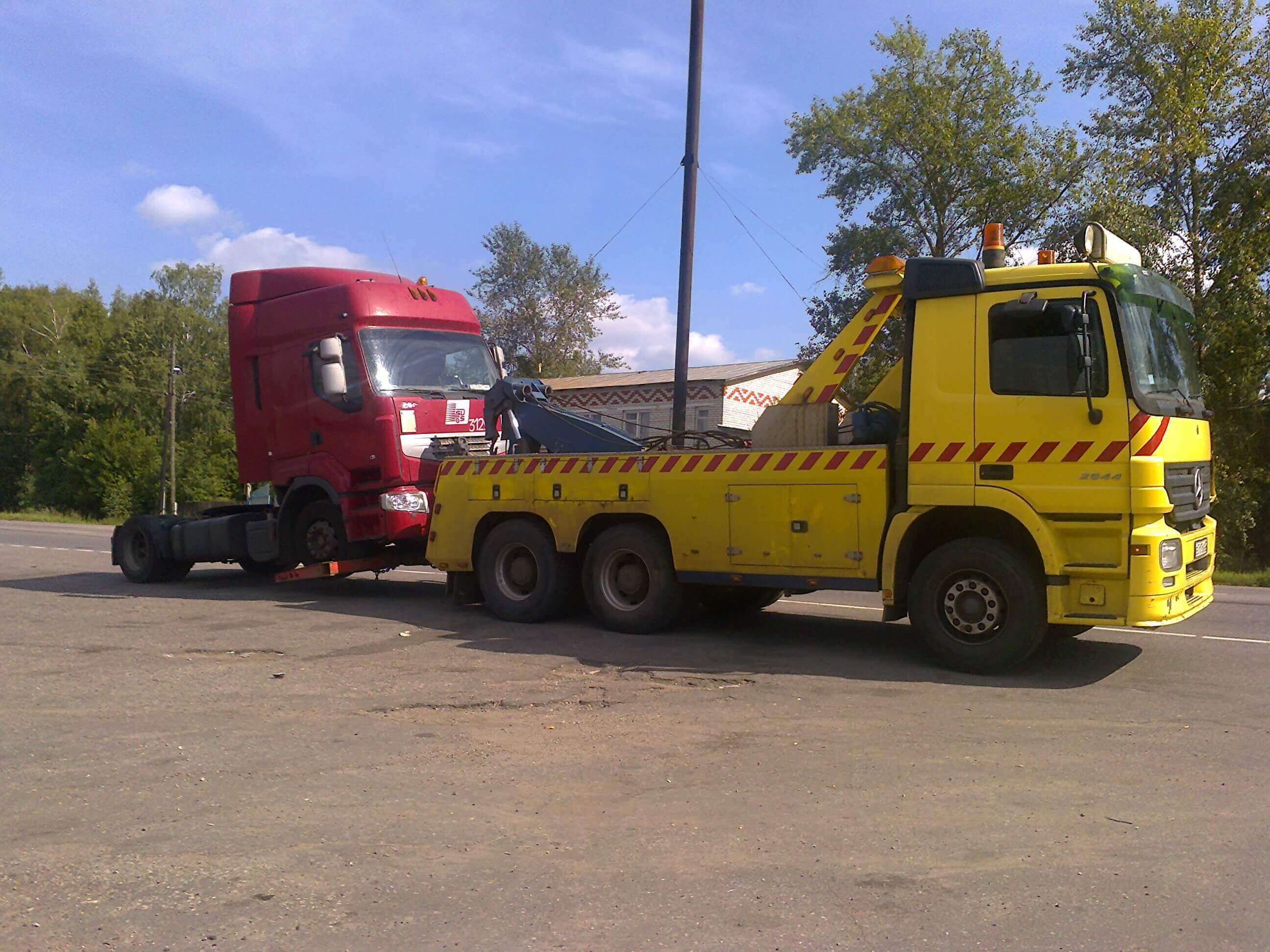 Фото работы грузового эвакуатора