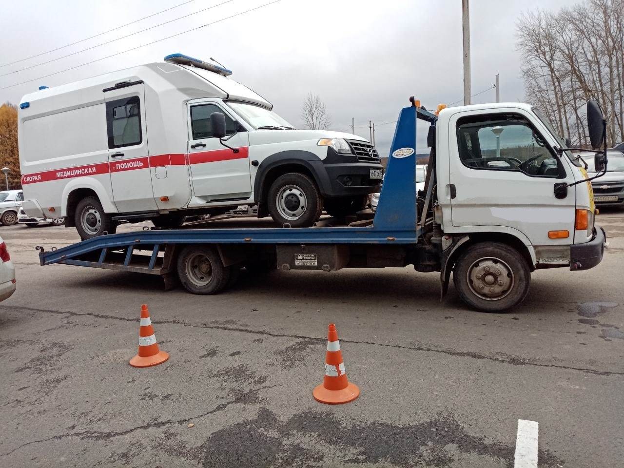 Фото перевозки автомобиля скорой помощи на эвакуаторе