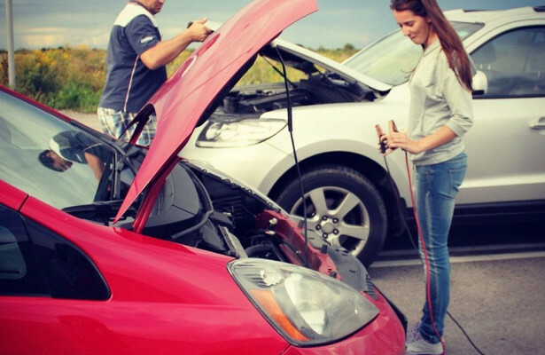 Фото прикуривания автомобиля на дороге 